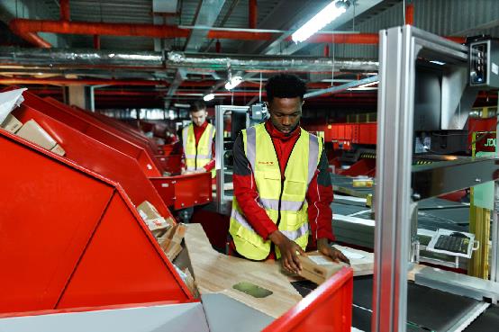 “黑五”履约快准稳！京东物流欧洲多个自营仓订单数倍激增自动化设备提效超5倍(图1)