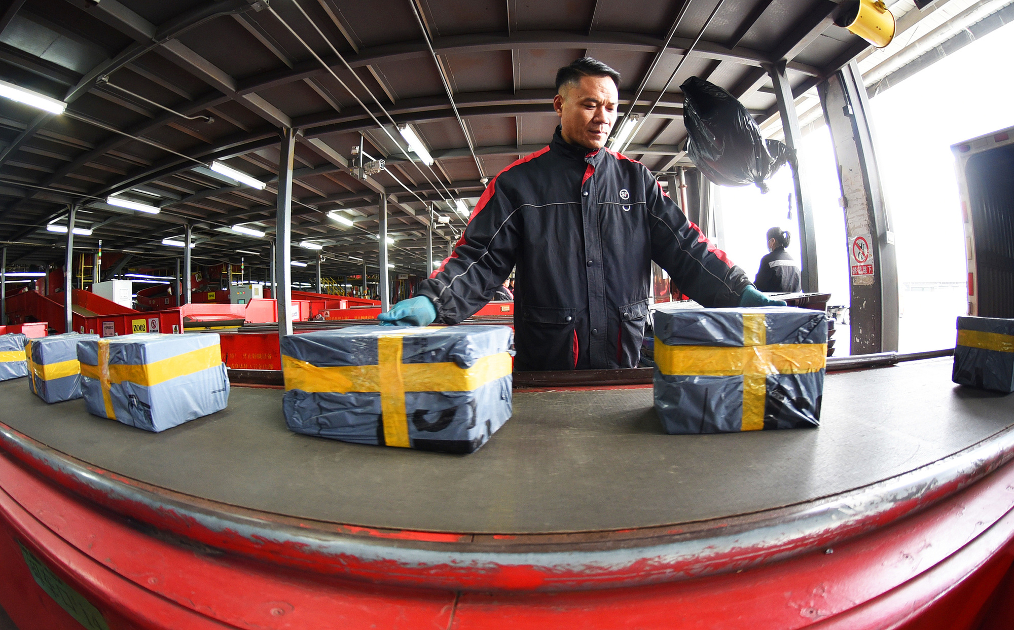 数说快递丨快递年业务量首次突破1500亿件释放提振消费积极信号