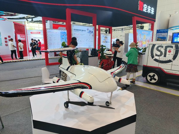 2024世界智能产业博览会丨L4级无人驾驶技术！快递无人车可实现“定点派送安全运行”(图1)