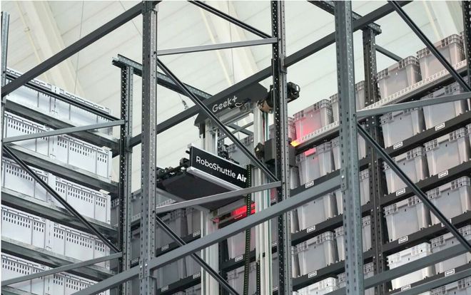 迈向智慧物流新范式：仓储机器人引领效率与模式升级