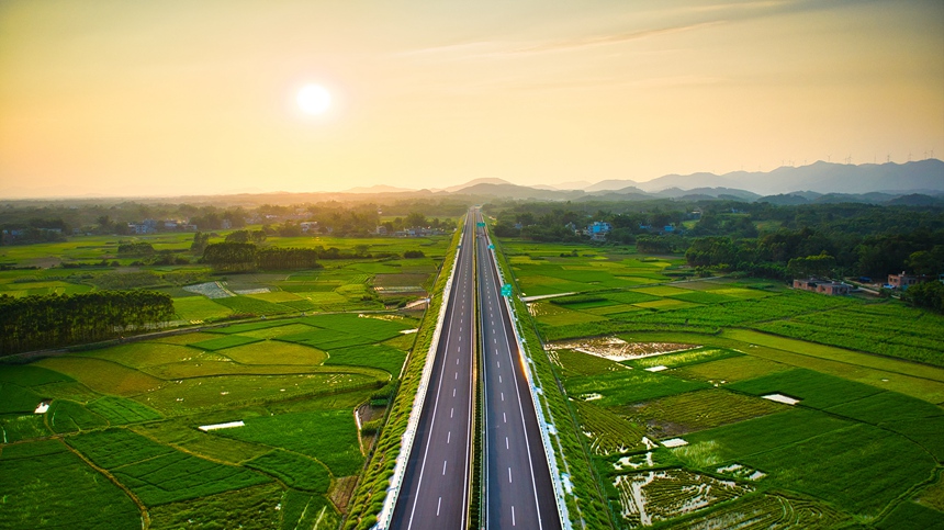 广西从“物流末梢”迈向“开放前沿”(图1)