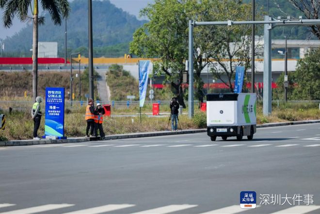 全国首届！大湾区功能型无人车在深圳坪山上演“尖峰对决”(图3)
