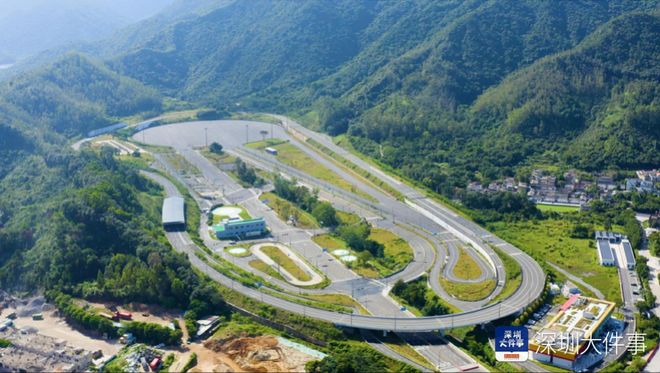 全国首届！大湾区功能型无人车在深圳坪山上演“尖峰对决”(图6)