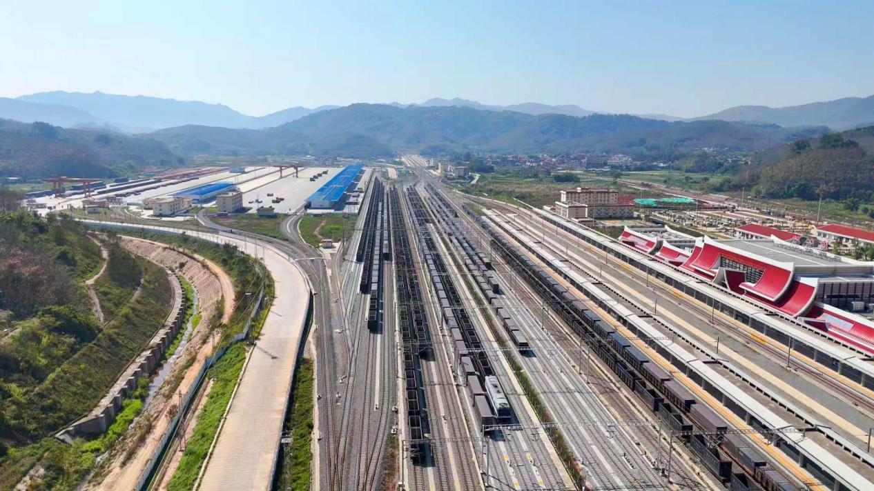 中老铁路跨境货物运输突破1800万吨国际物流黄金大通道作用日益凸显